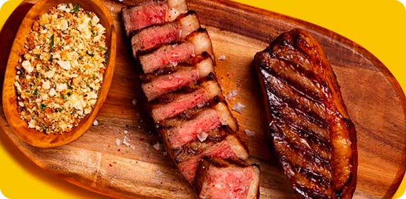 Carne swift grelhada e cortada em cima de uma tábua para carnes